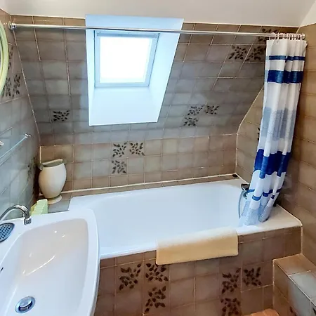 5 Bedroom Lovely In Plouguerneau